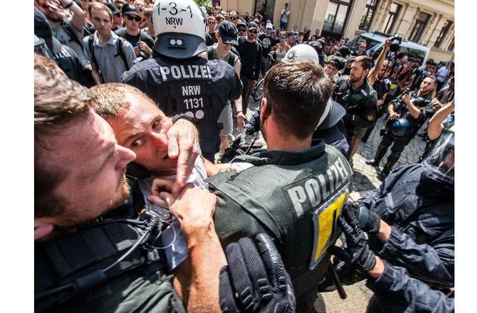 Demokratiyanı tapdayan polis, korrupsiyanı sevən məmurlar — Almaniyanı yaxından tanıyaq... Demokratiyanı tapdayan polis, korrupsiyanı sevən məmurlar — Almaniyanı yaxından tanıyaq...