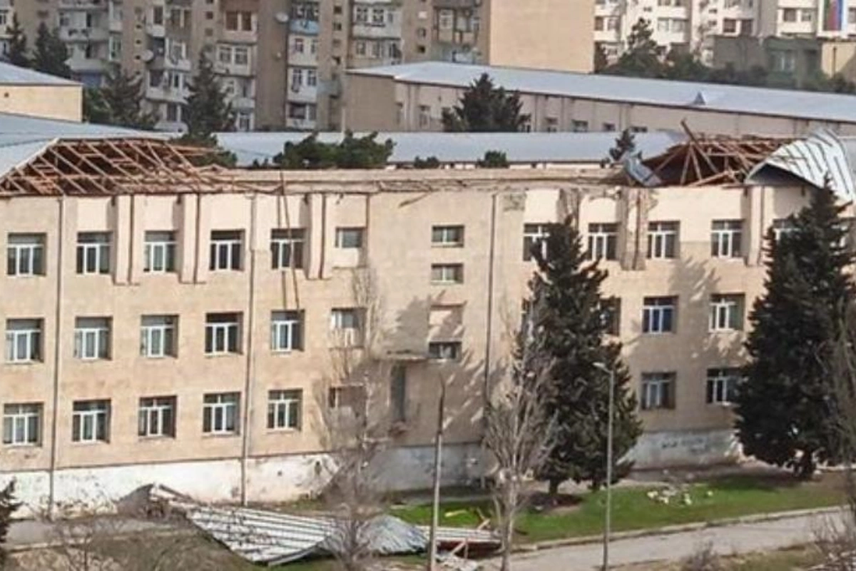 Güclü külək Bakıda məktəbin damını uçurdu — FOTO