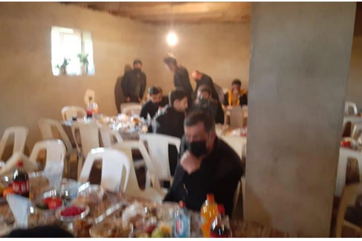 Qonşusunun evində oğluna toy etdi — Mərasimə polis gəldi