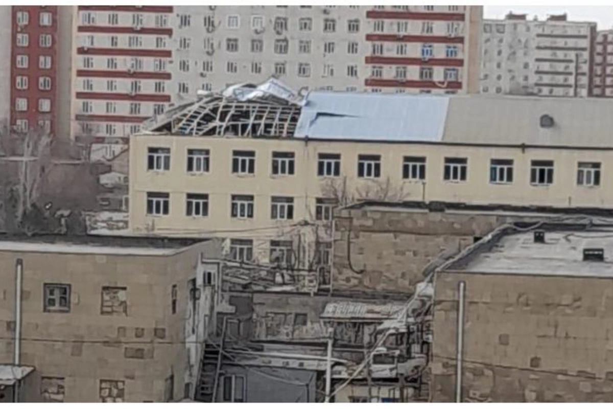 Külək daha bir məktəbin dam örtüyünü uçurdu — FOTO