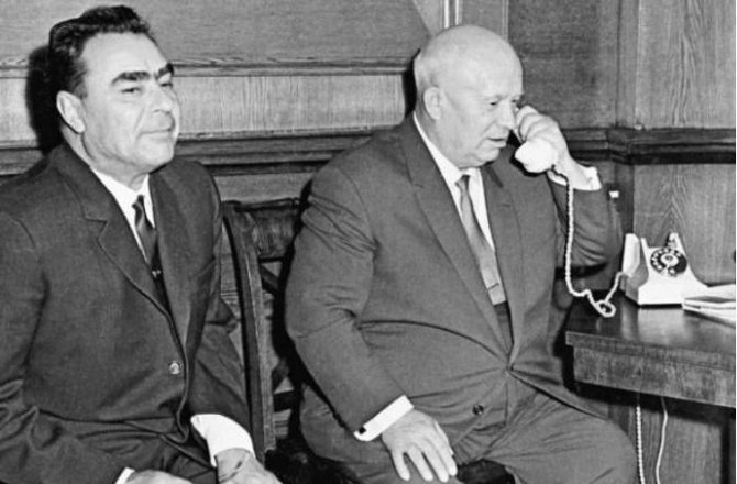 “Brejnev epoxası”na yol açan saray çevrilişi — Dostları Xruşşovu necə devirdilər?