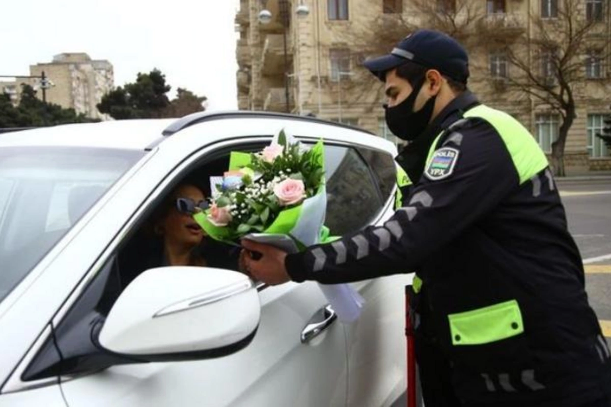 Yol polisi qadın sürücüləri belə təbrik etdi — FOTOLAR