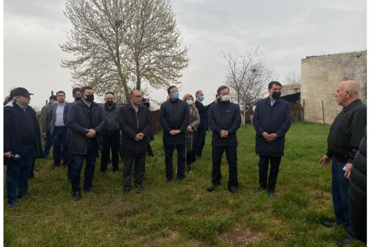 Türk Şurasının üzvləri ermənilərin viran qoyduğu Ağdamın İmarətində — FOTO