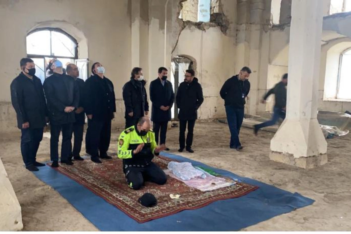 Azərbaycan polisinin danışan FOTOSU