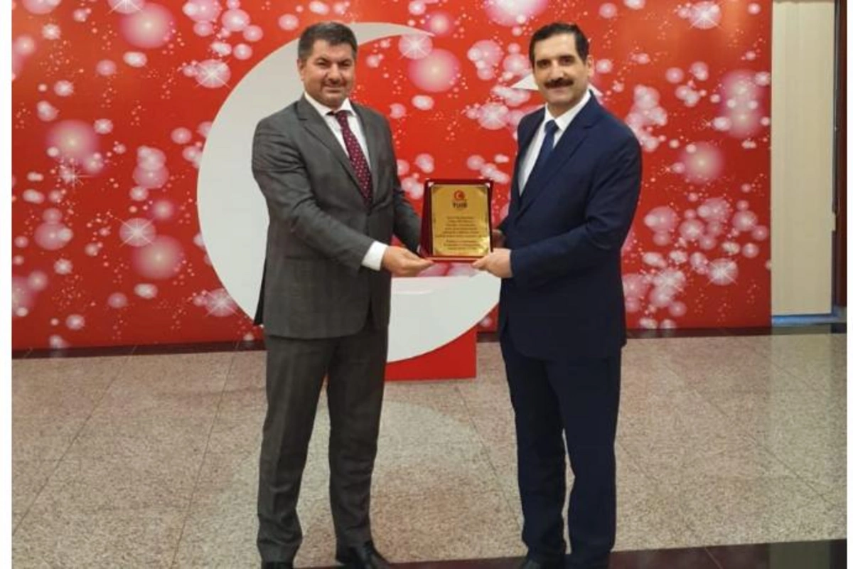 Hüseyin Büyükfırat keçmiş səfir Erkan Özorala mükafat verdi — FOTOLAR