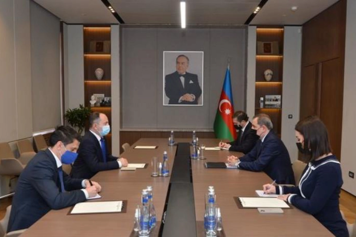 Ceyhun Bayramov Rumıniya səfirini qəbul etdi