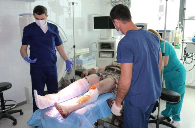 Hərbçilərimiz yaralanan erməni komandirini xilas etdi — FOTO Hərbçilərimiz yaralanan erməni komandirini xilas etdi — FOTO
