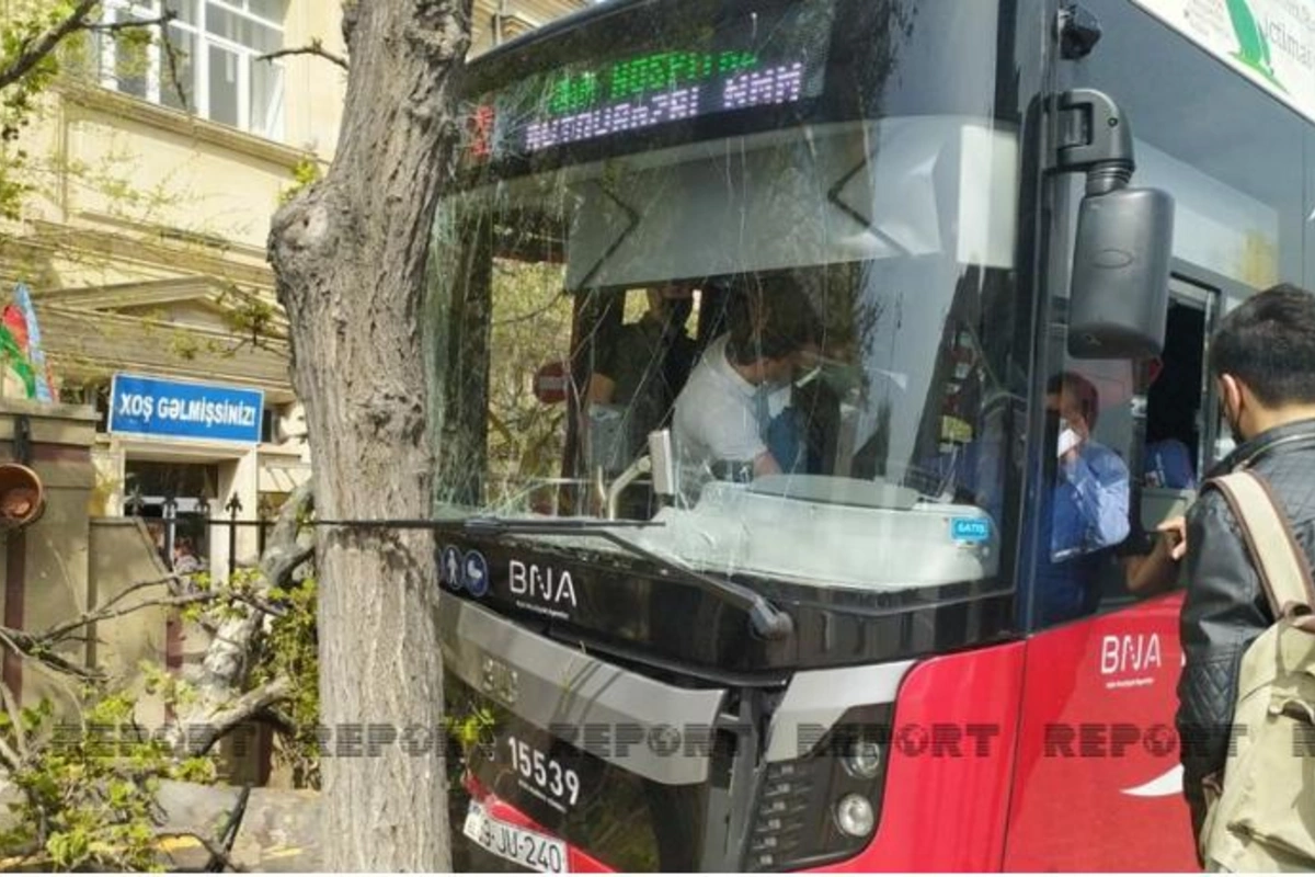 “BakuBus”un avtobusu ağaca çırpıldı — Xəsarət alanlar var