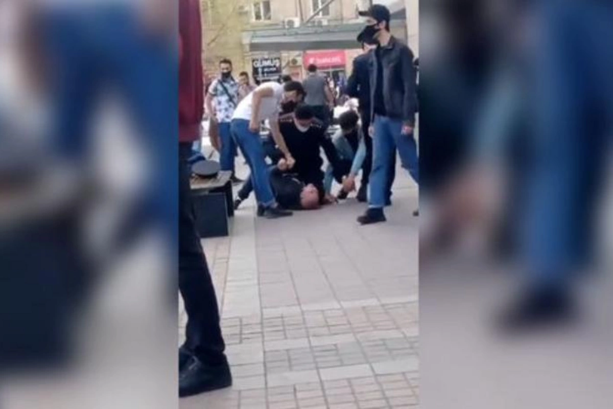 Polisi aldatmaq üçün küçənin ortasında ingiliscə qışqırdı — VİDEO