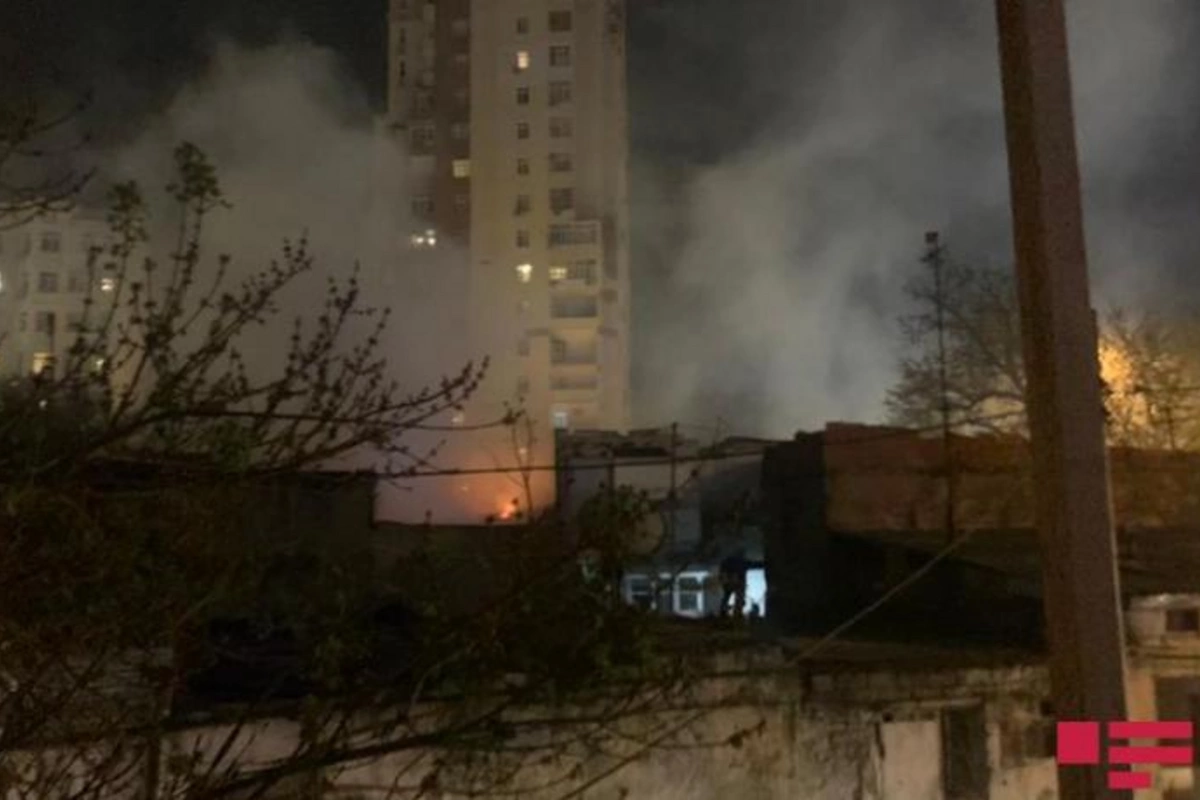 Bakıda sökülməkdə olan evlərdə yanğın — FOTO