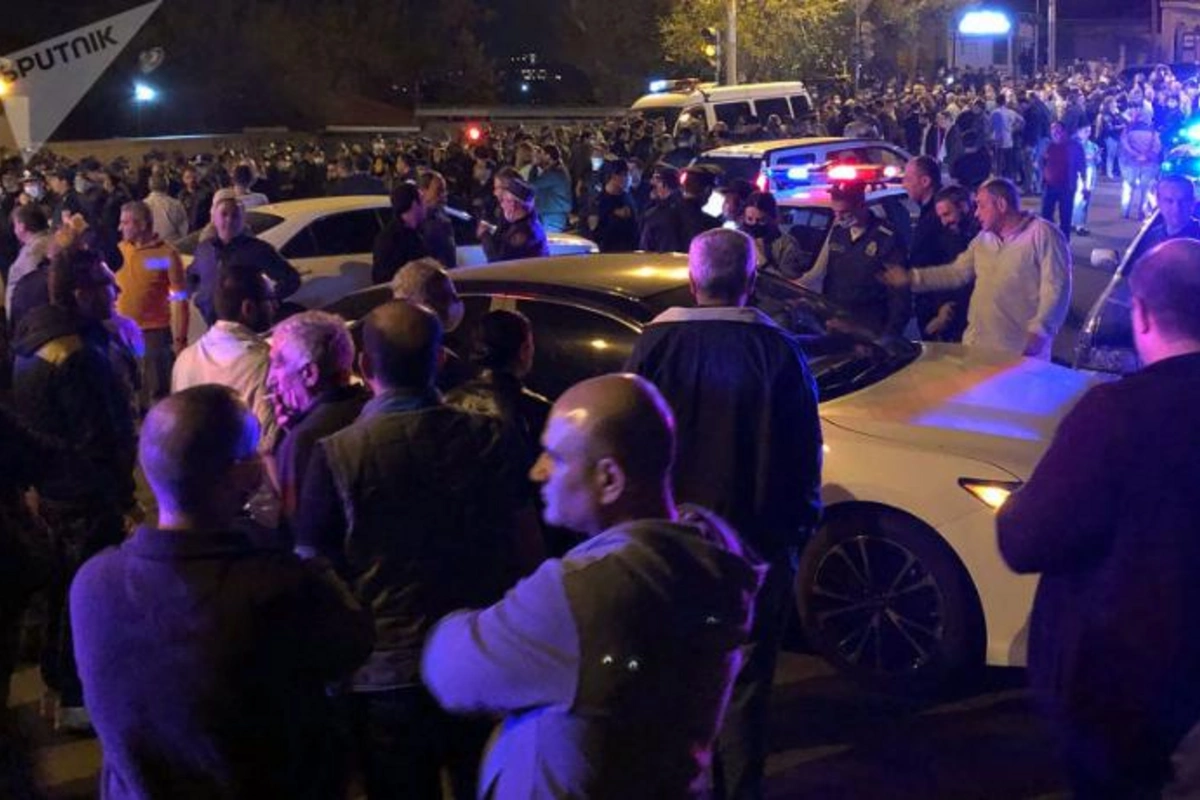 Paşinyanın evinin qarşısında aksiya — VİDEO