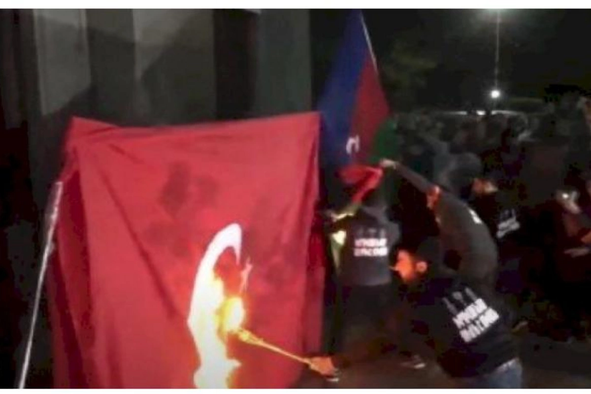 İrəvanın ortasında Azərbaycan və Türkiyə bayraqları yandırıldı