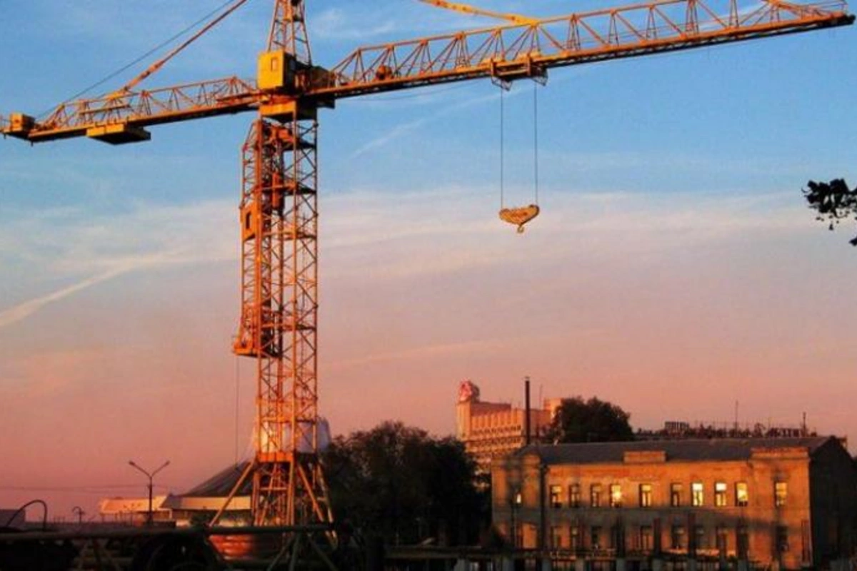 Bakıda yük kranının trosu qırıldı — Ölən var