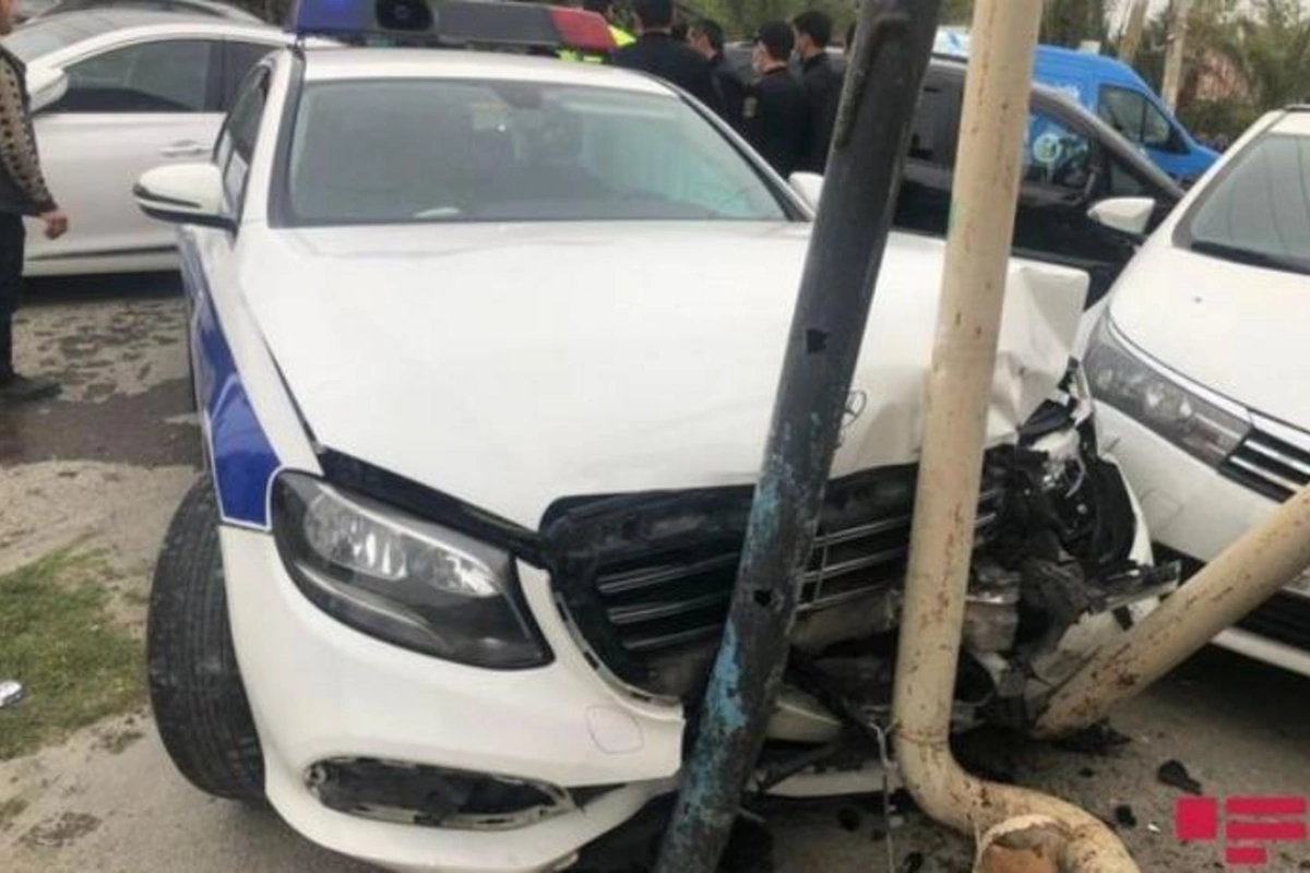 YPX maşını qəzaya düşdü, polis xəsarət aldı — FOTO