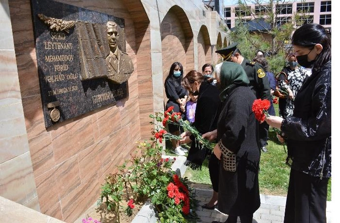 Şəhid Fərid Məmmədovun doğum günü ərəfəsində barelyefinin açılışı oldu — FOTOLAR Şəhid Fərid Məmmədovun doğum günü ərəfəsində barelyefinin açılışı oldu — FOTOLAR