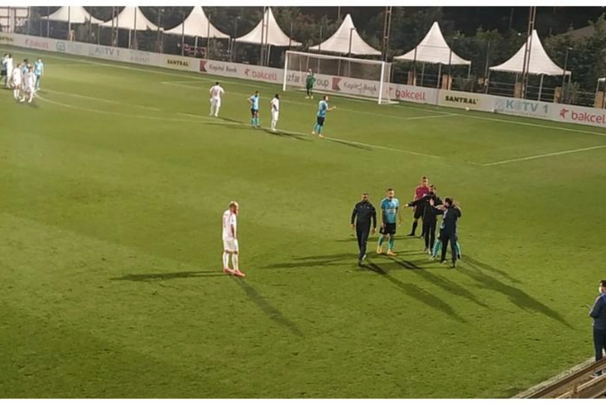 Zirə - Keşlə oyununda insident: Rəşad Sadıqovla futbolçusu qırmızı vərəqə aldı