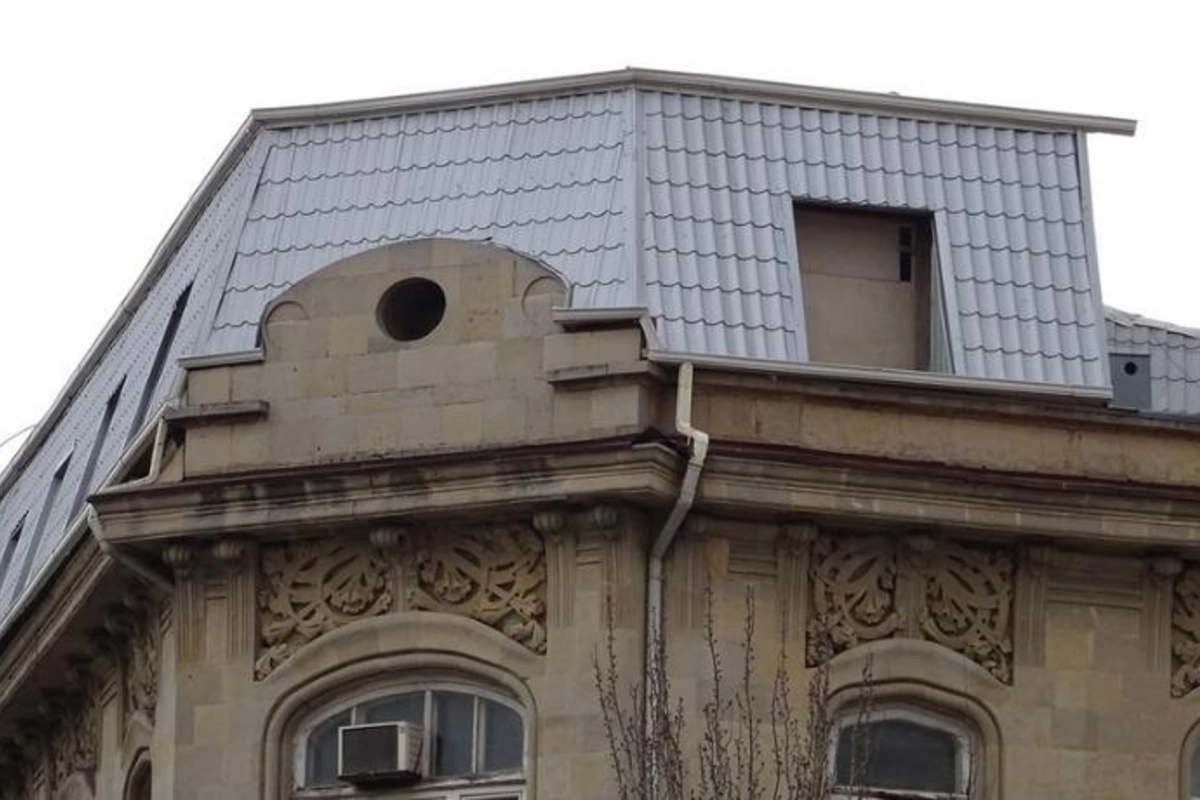 Bakıda tarixi binanın üzərində qanunsuz tikilən mansard sökülür