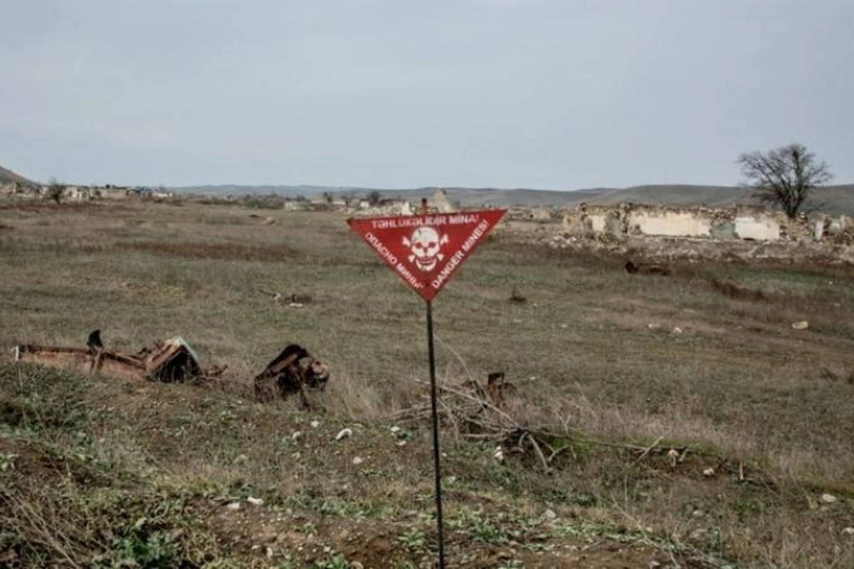 General: Düşmən geri çəkilərkən çoxlu sayda maneələr qurub, dar keçidləri minalayıb