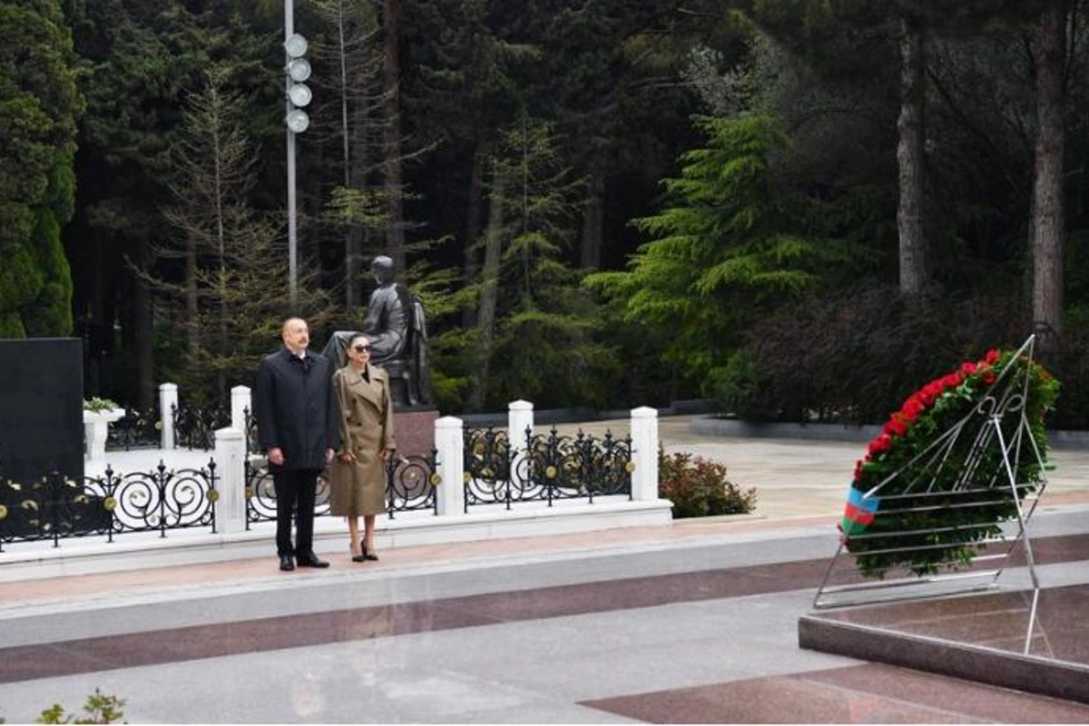 Prezident və birinci xanım ulu öndər Heydər Əliyevin məzarını ziyarət etdilər — FOTOLAR
