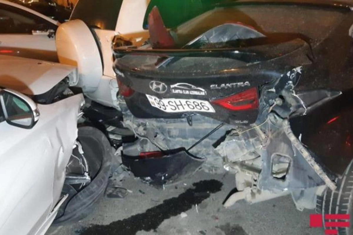 Bakının mərkəzində 7 maşın qəzaya düşdü, xəsarət alan var — FOTO