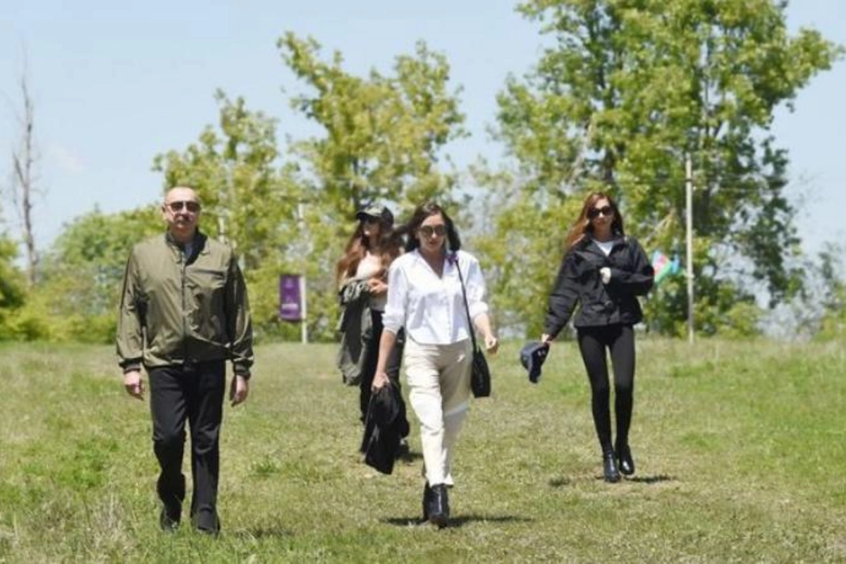 İlham Əliyev Şuşada xan qızı Natəvanın sarayına baxış keçirdi