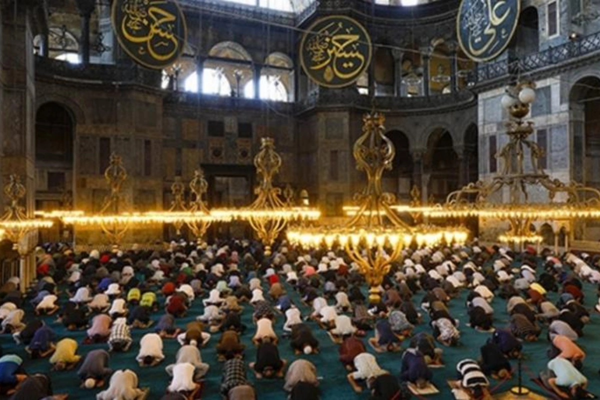 Ayasofyada 87 il sonra ilk bayram namazı qılındı