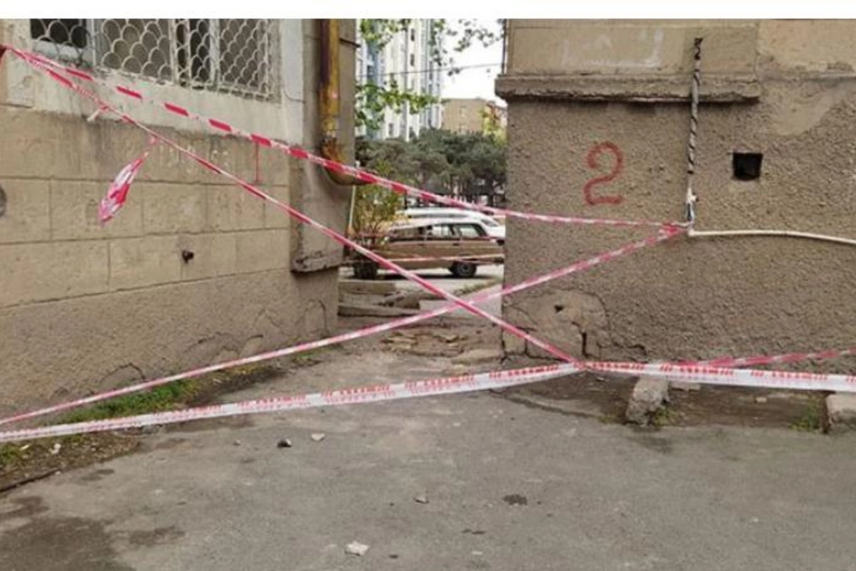 Daha bir binadan qopan daş təhlükə yaratdı