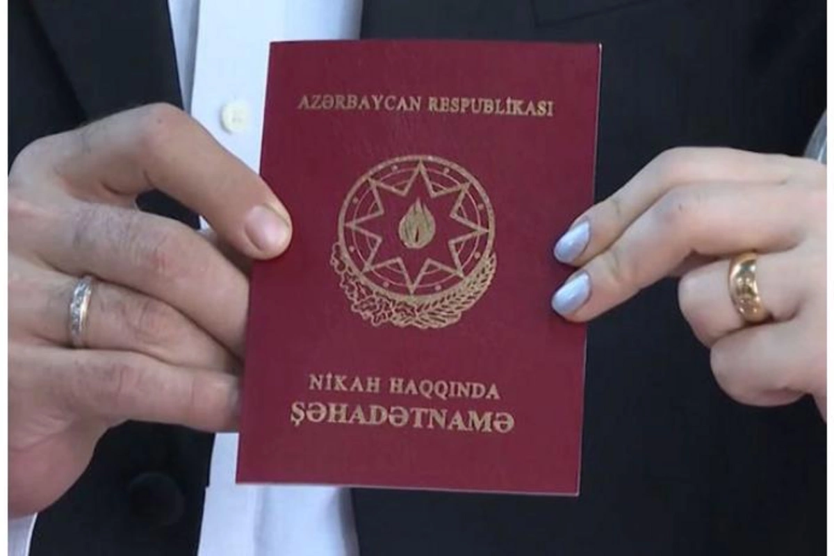 Bakıda bu gün evlənən cütlük nikah şəhadətnaməsini itirdi — FOTO