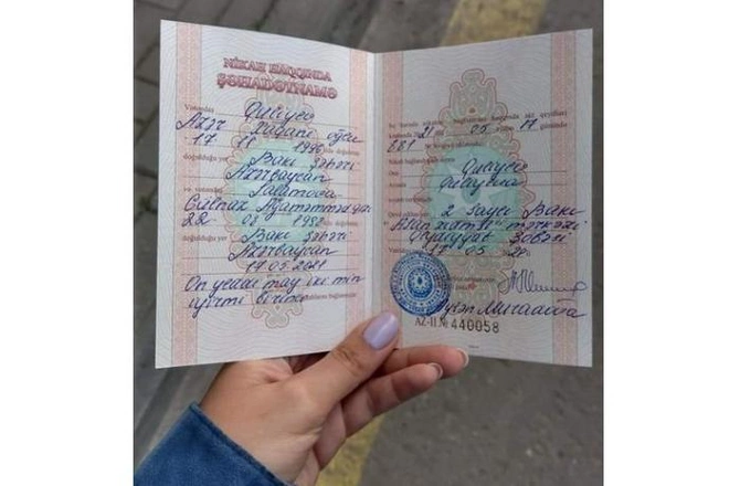 Bakıda bu gün evlənən cütlük nikah şəhadətnaməsini itirdi — FOTO