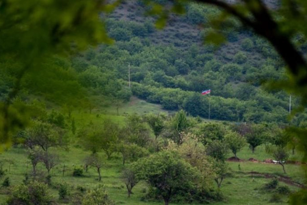 Azərbaycan əsgəri Xocavənddəki erməniləri “separatçı bayrağı”nı çıxarmağa məcbur etdi