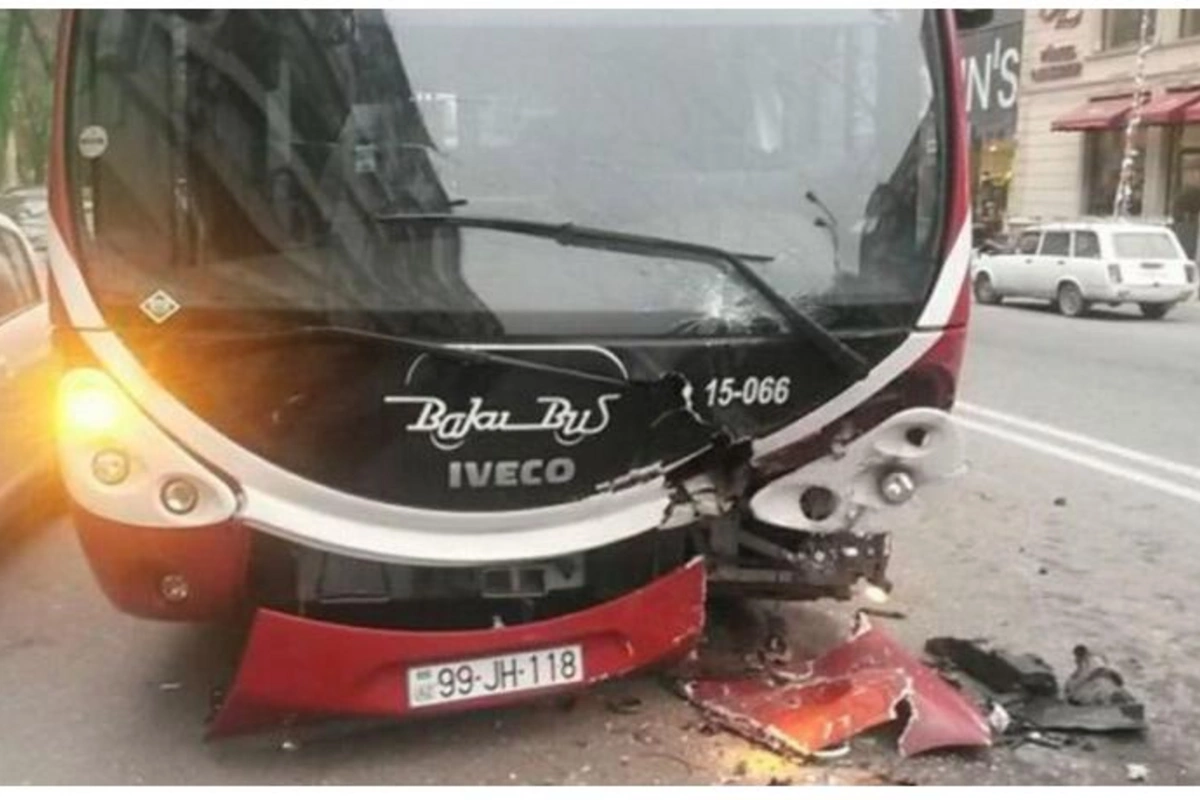 BakuBusun avtobusu qəzaya düşdü