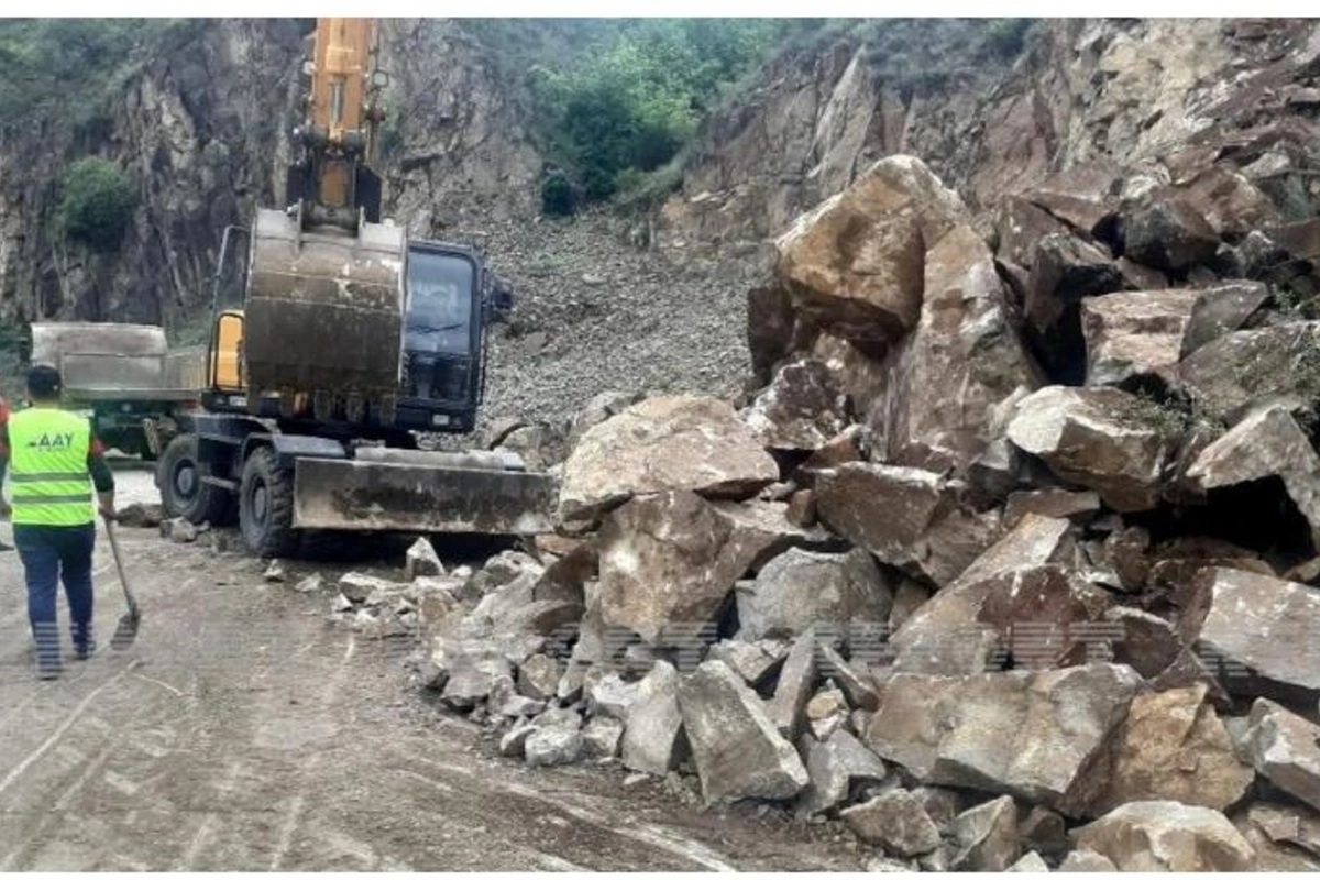 Gəncə-Daşkəsən avtomobil yoluna qaya parçaları düşüb — FOTO