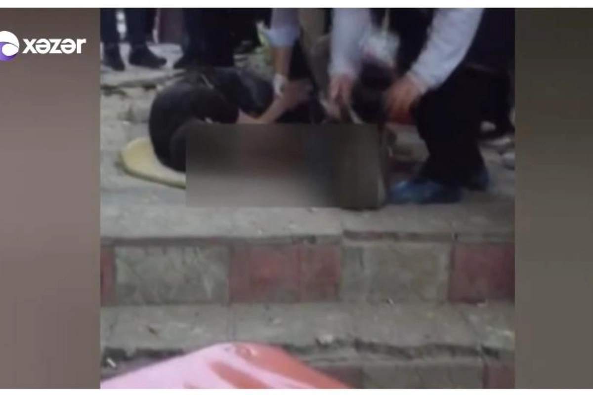 Bakıda binanın fasadından qopan daş uşağın başına düşdü, vəziyyəti ağırdır — VİDEO