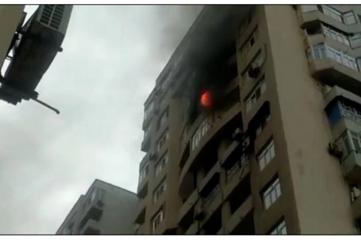 Bakıda çoxmərtəbəli binadakı yanğın söndürüldü — VİDEO