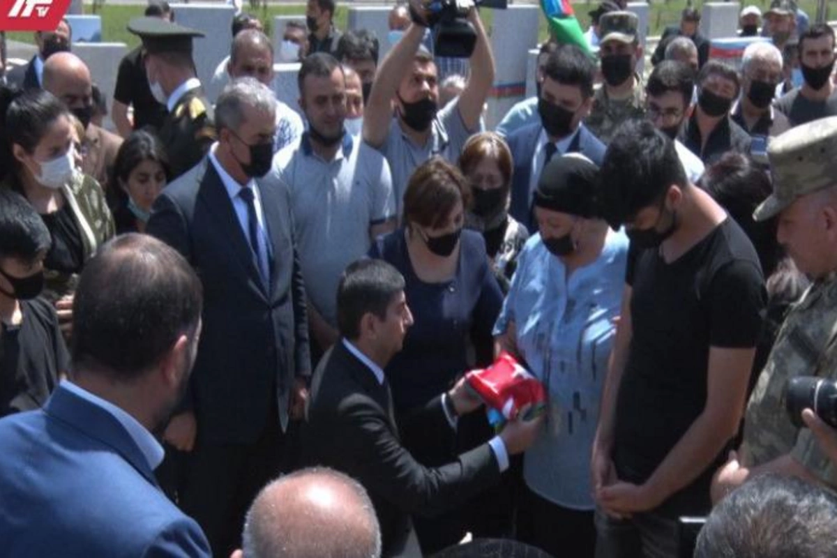 Azərbaycanda icra başçısı şəhid anasının qarşısında diz çökdü — VİDEO