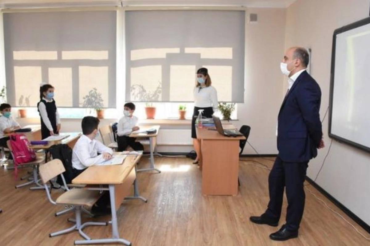 Təhsil naziri şagirdlərlə görüşdü — FOTO