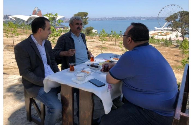 Məmurlar içində tanıdığım ən səmimi insan Hacıbaladır — Aslan İsmayılovla Xan çinar parkında SÖHBƏT (FOTOLAR) Məmurlar içində tanıdığım ən səmimi insan Hacıbaladır — Aslan İsmayılovla Xan çinar parkında SÖHBƏT (FOTOLAR)