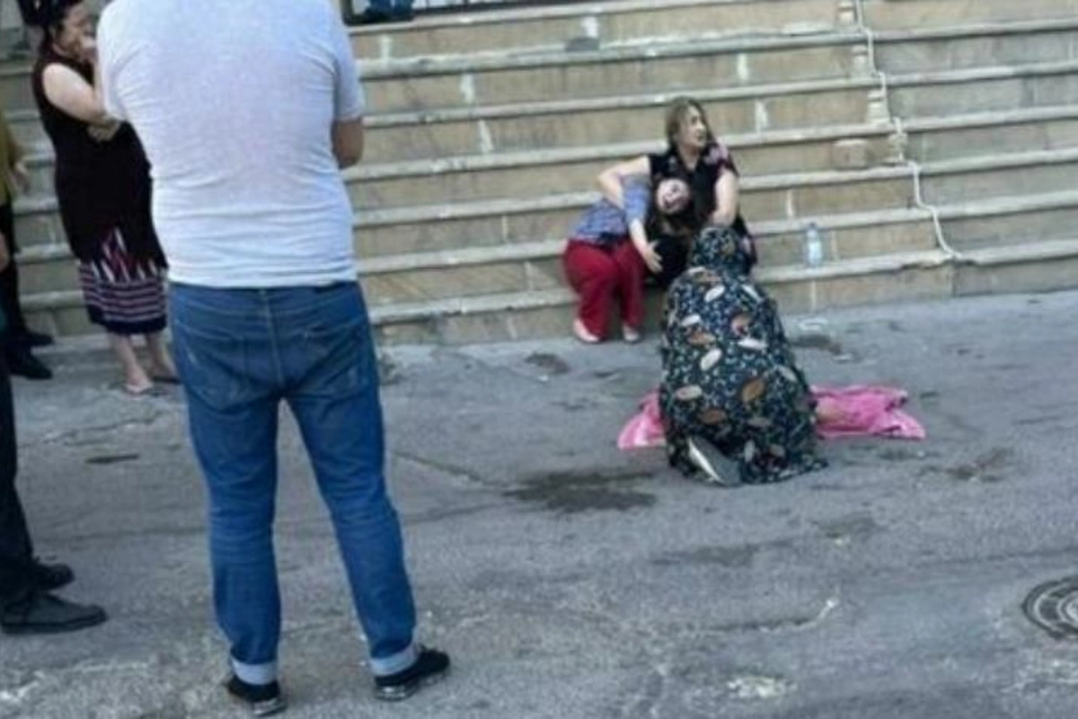 Bakıda azyaşlı çoxmərtəbəli binadan yıxıldı — FOTO