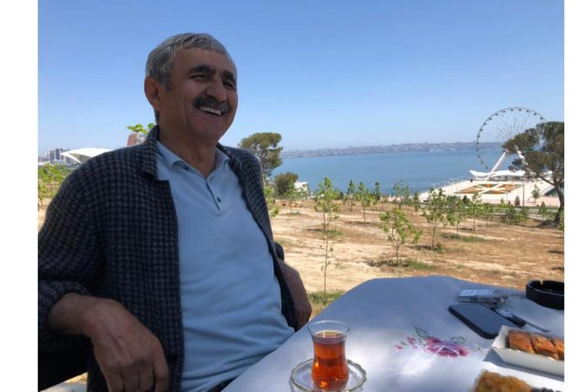 Məmurlar içində tanıdığım ən səmimi insan Hacıbaladır — Aslan İsmayılovla Xan çinar parkında SÖHBƏT (FOTOLAR)