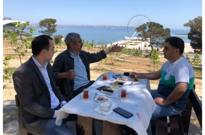 Məmurlar içində tanıdığım ən səmimi insan Hacıbaladır — Aslan İsmayılovla Xan çinar parkında SÖHBƏT (FOTOLAR) Məmurlar içində tanıdığım ən səmimi insan Hacıbaladır — Aslan İsmayılovla Xan çinar parkında SÖHBƏT (FOTOLAR)