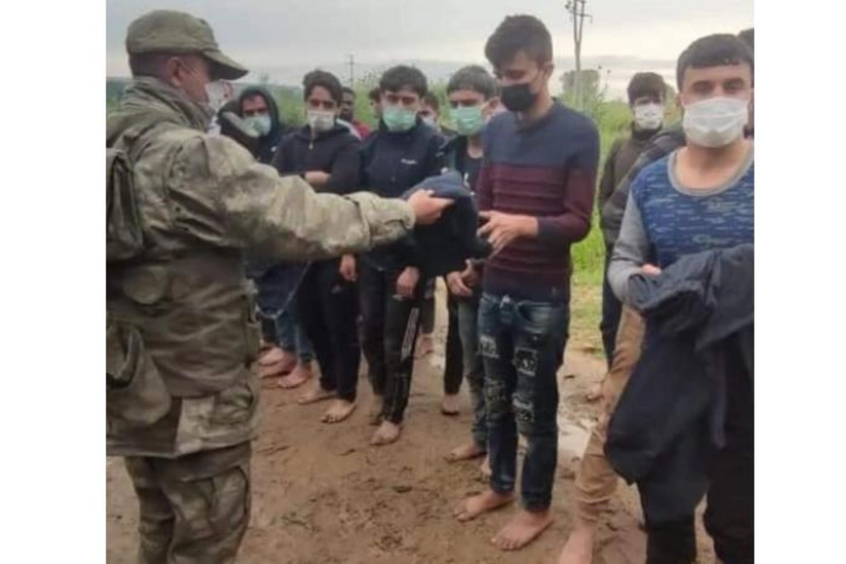 Ac-susuz və ayaqyalın miqrantların köməyinə türk əsgərləri çatdı — FOTO