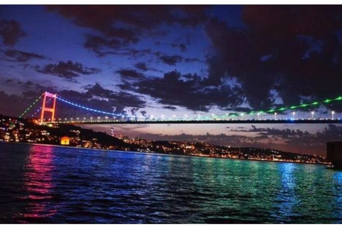İstanbul körpüləri Azərbaycan bayrağının rənglərinə bürünüb — VİDEO