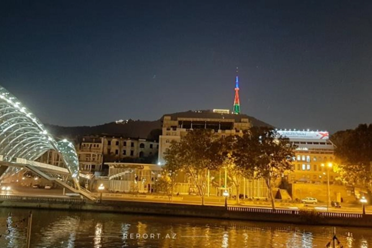 Tbilisi teleqülləsi Azərbaycan bayrağının rənglərinə büründü