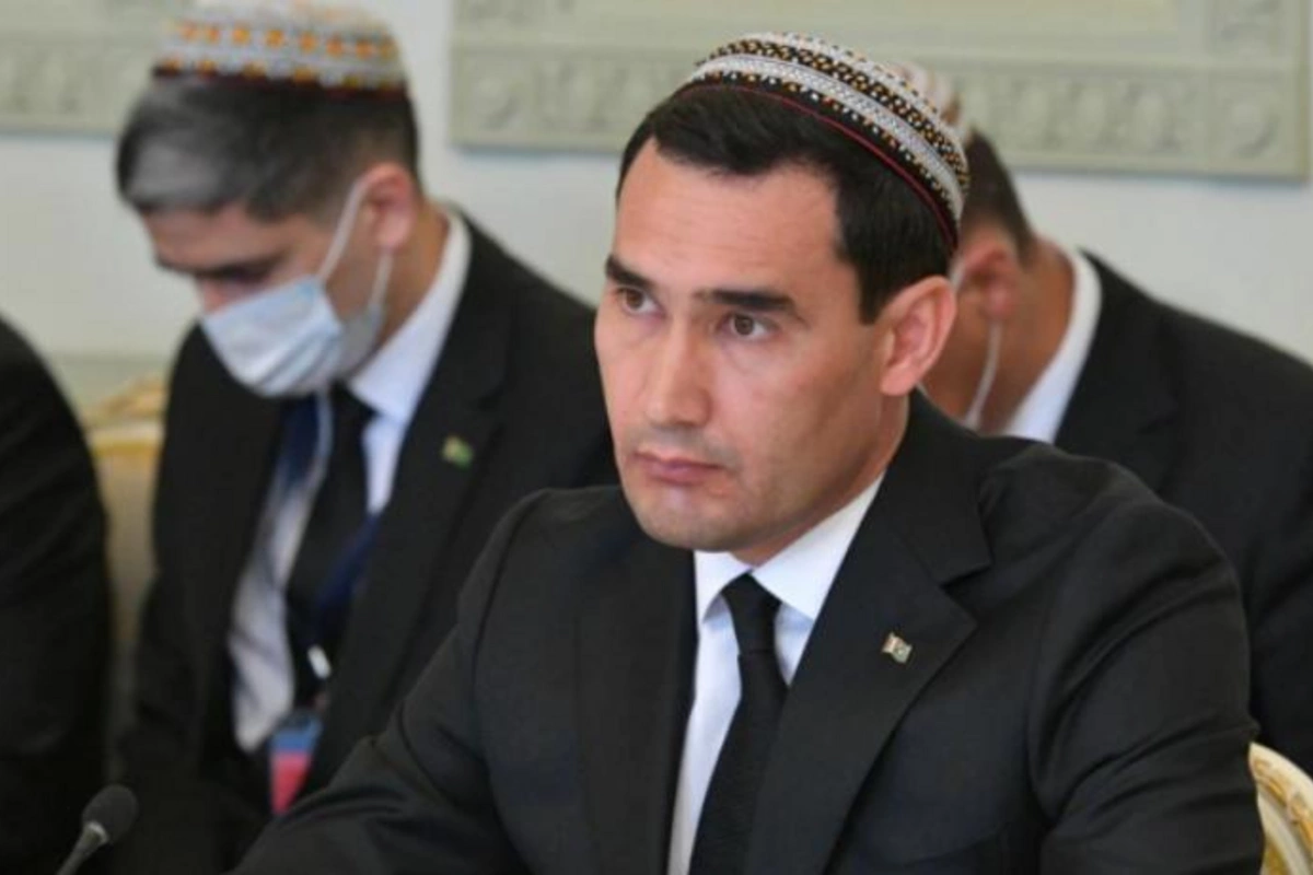 Türkmənistanda məmurlara saçlarını qırxdırmaq və başa milli papaq qoymaq tapşırıldı