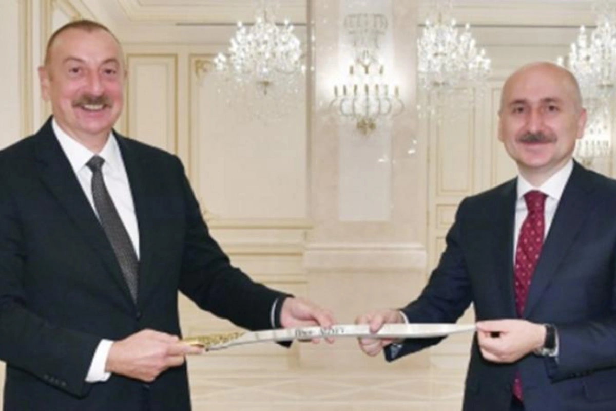 Türkiyəli nazir İlham Əliyevə xəncər hədiyyə etdi — FOTO