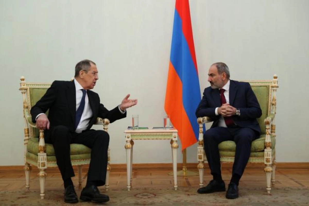 Lavrov Paşinyanla görüşdü