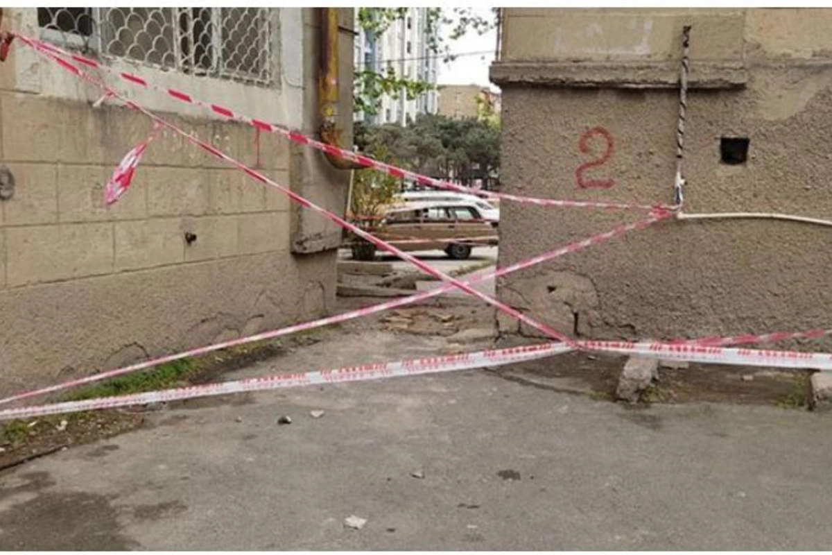 Bakıda daha bir binadan qopub tökülən daşlar təhlükə yaratdı