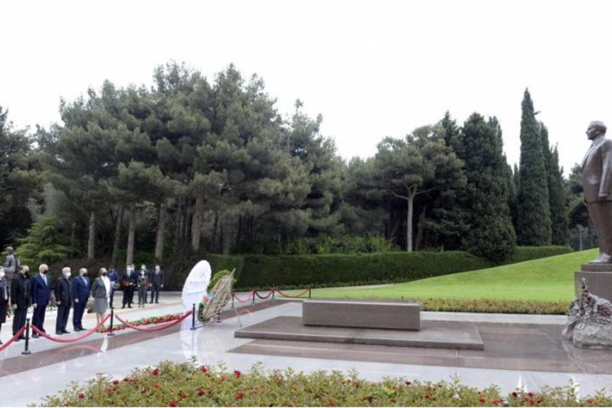 YAP nümayəndələri Fəxri xiyabanı ziyarət etdi — FOTO