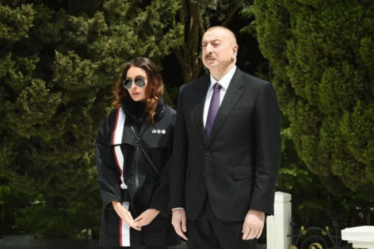 İlham Əliyev və Mehriban Əliyeva Həzi Aslanovun məzarını ziyarət ediblər