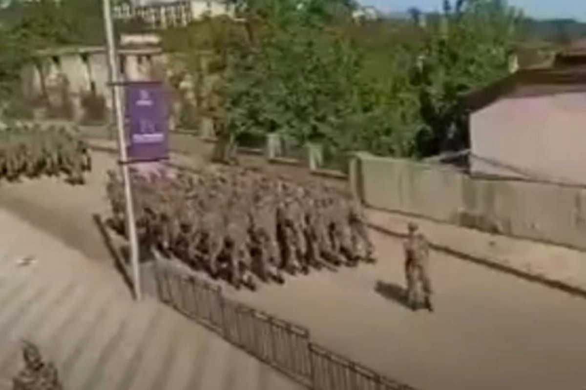 Azərbaycan əsgərinin Şuşada Mehtər marşı ilə hərbi yürüşü — VİDEO